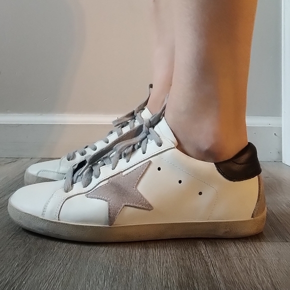 Golden Goose Men's Superstar Sneakers 8 - Picture 1 of 16